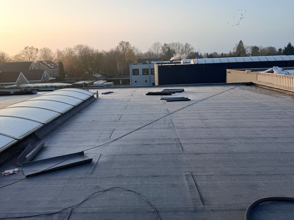 Dakrenovatie bedrijfspand Aalbers